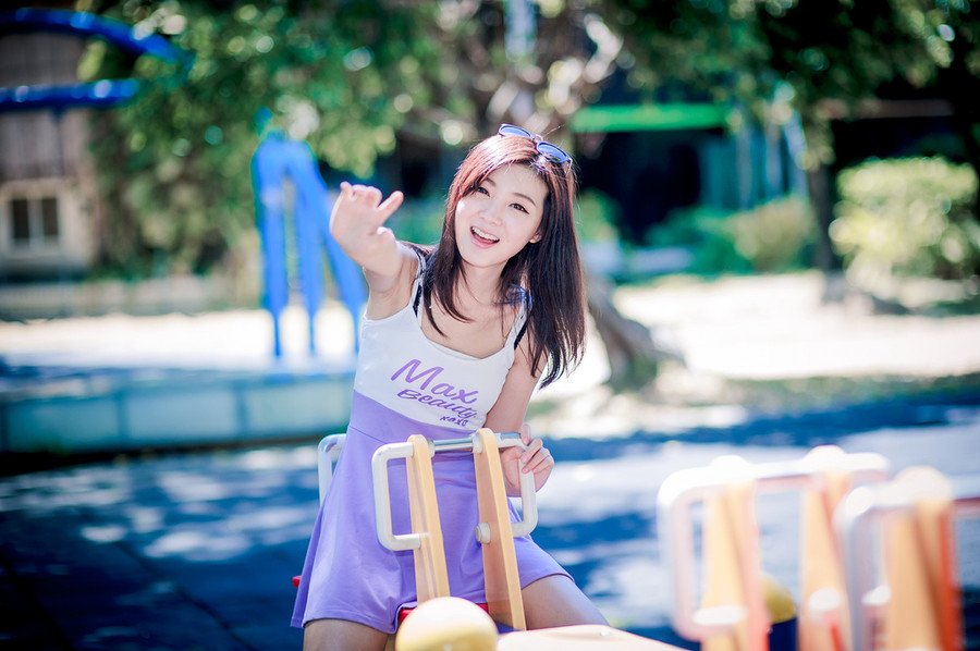 很多时候都是自己挖了个坑，然后义无反顾的跳进去。坑是自己挖的，跳也是自己跳的，最后爬不出来的也是自己。